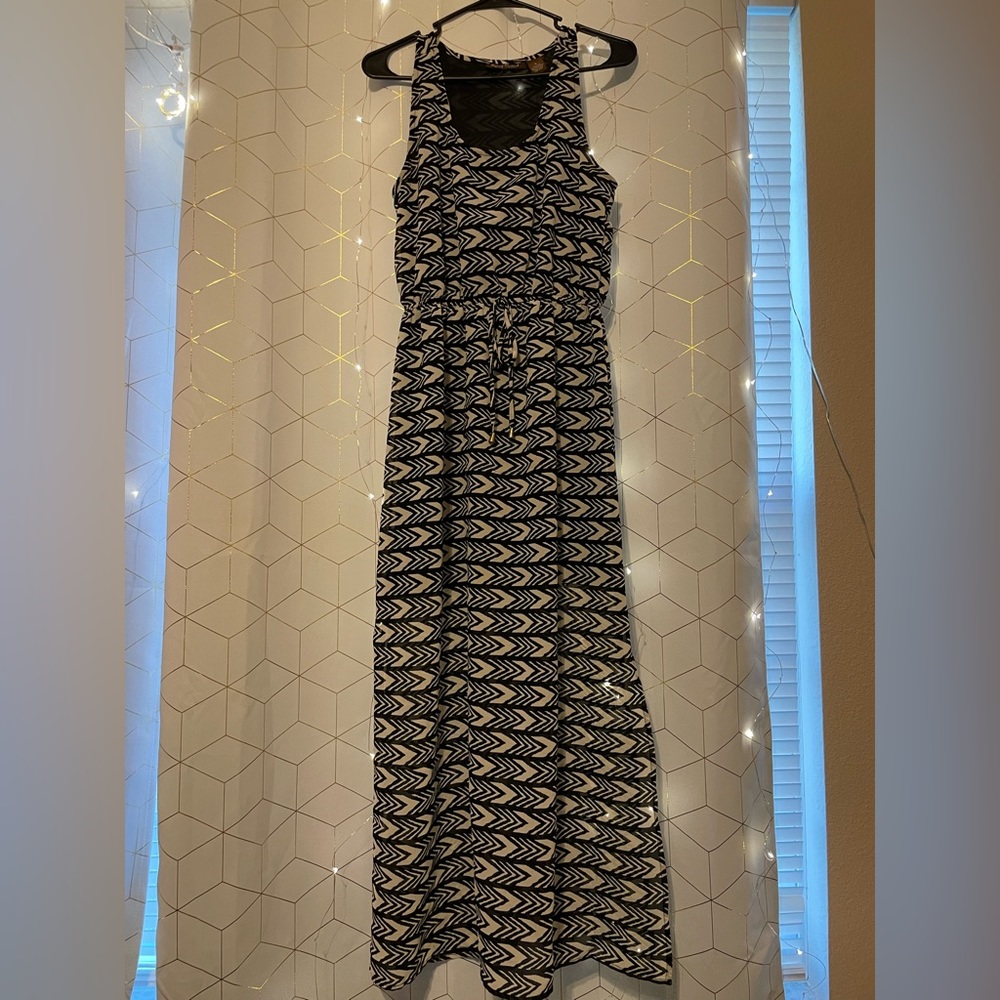 Comfortable size Med, maxi dress! Perfect for summer occasions
